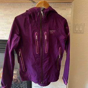Beautiful Mountain Hardwear Women’s Shell Jacket. Size Small. Great condition!